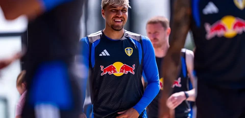 Jugador sonriente durante sesión de entrenamiento de Leeds