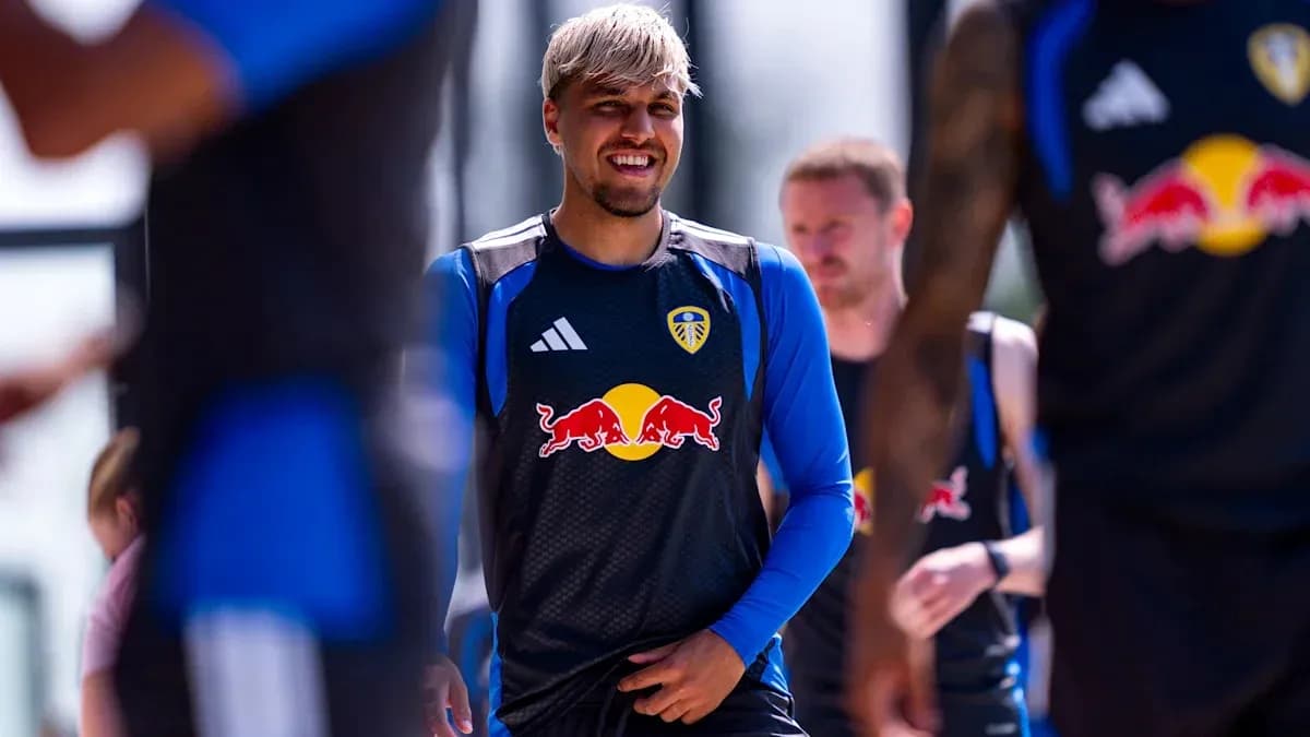 Jugador sonriente durante sesión de entrenamiento de Leeds