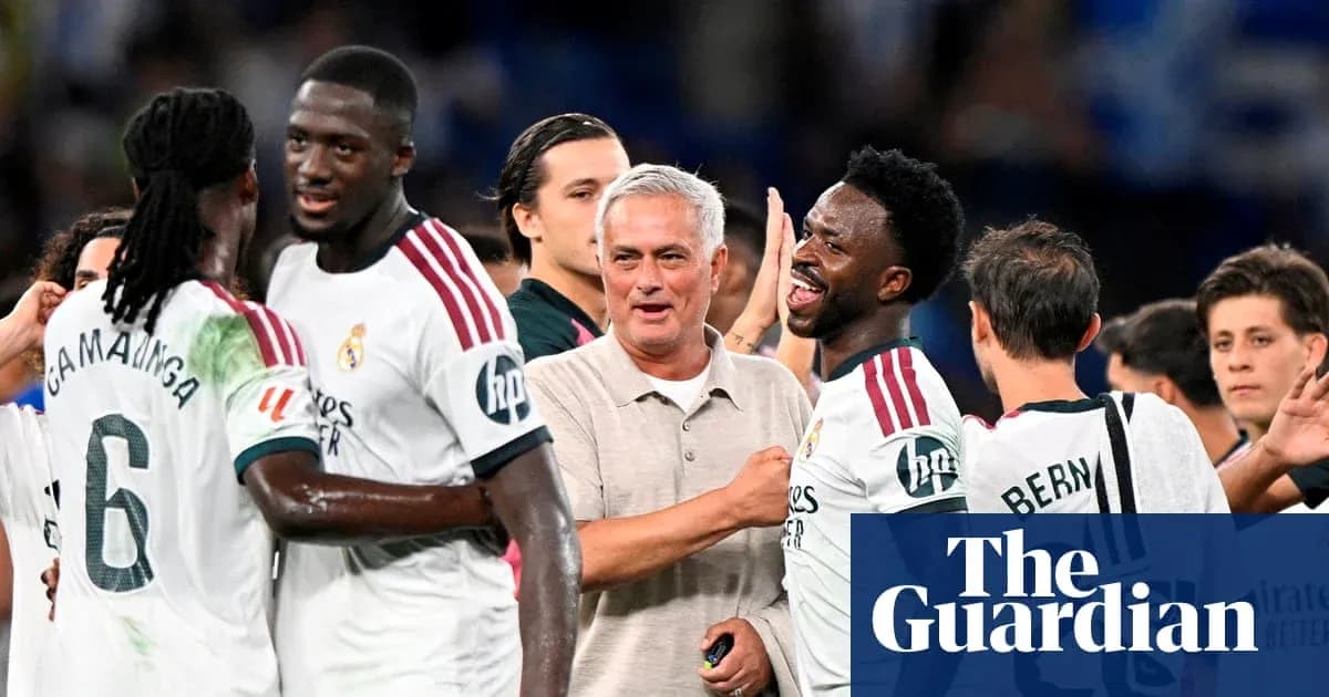 Jugadores de Real Madrid celebrando con el entrenador
