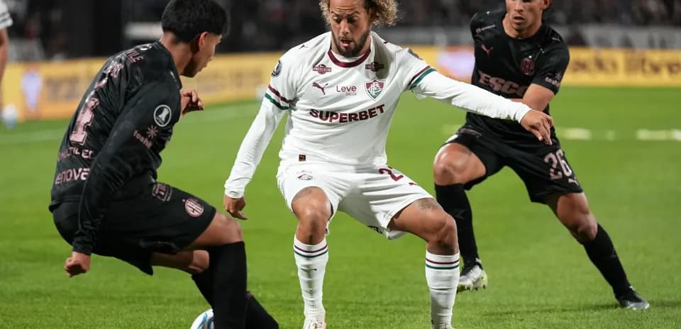 Jugadores de Platense y Fluminense disputando el balón