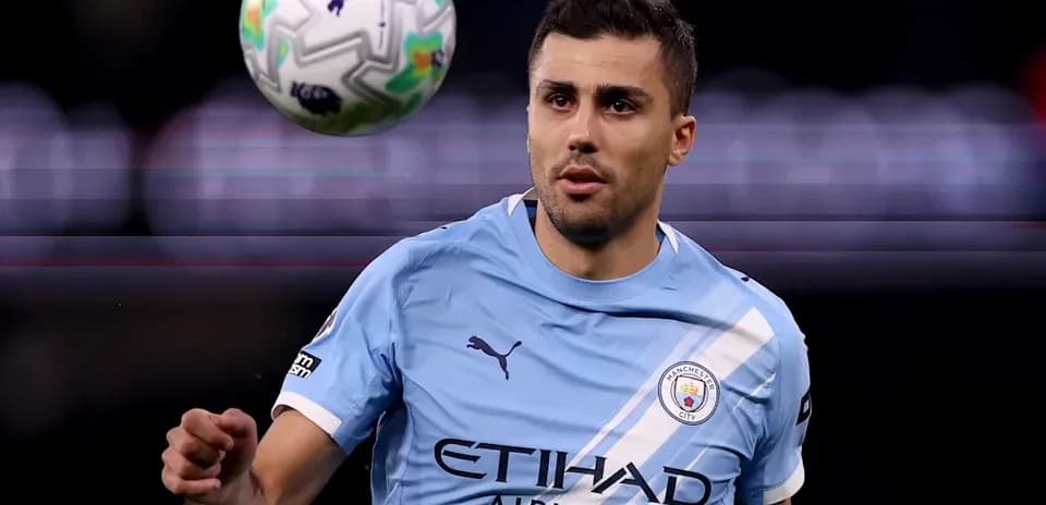 Jugador de Manchester City controlando un balón