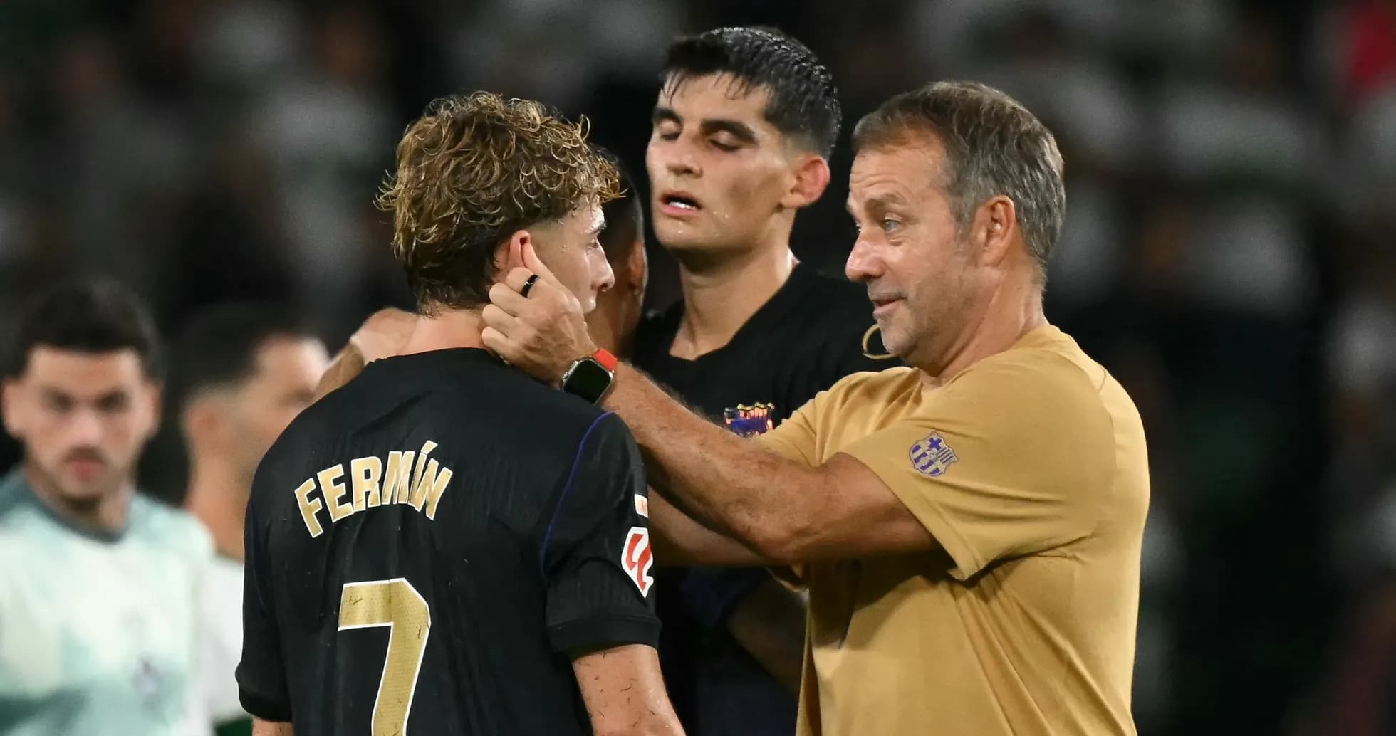 Entrenador hablando con jugador después del partido