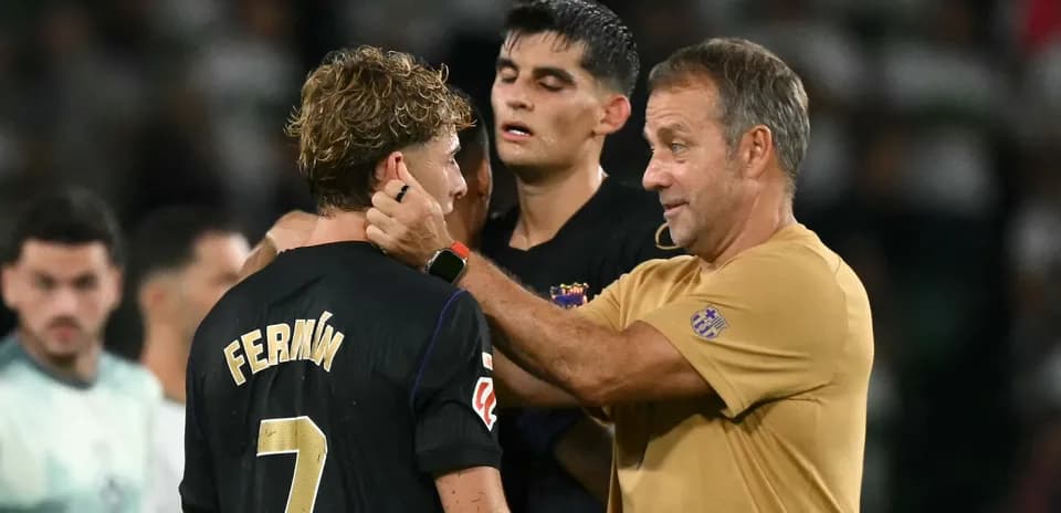 Entrenador hablando con jugador después del partido