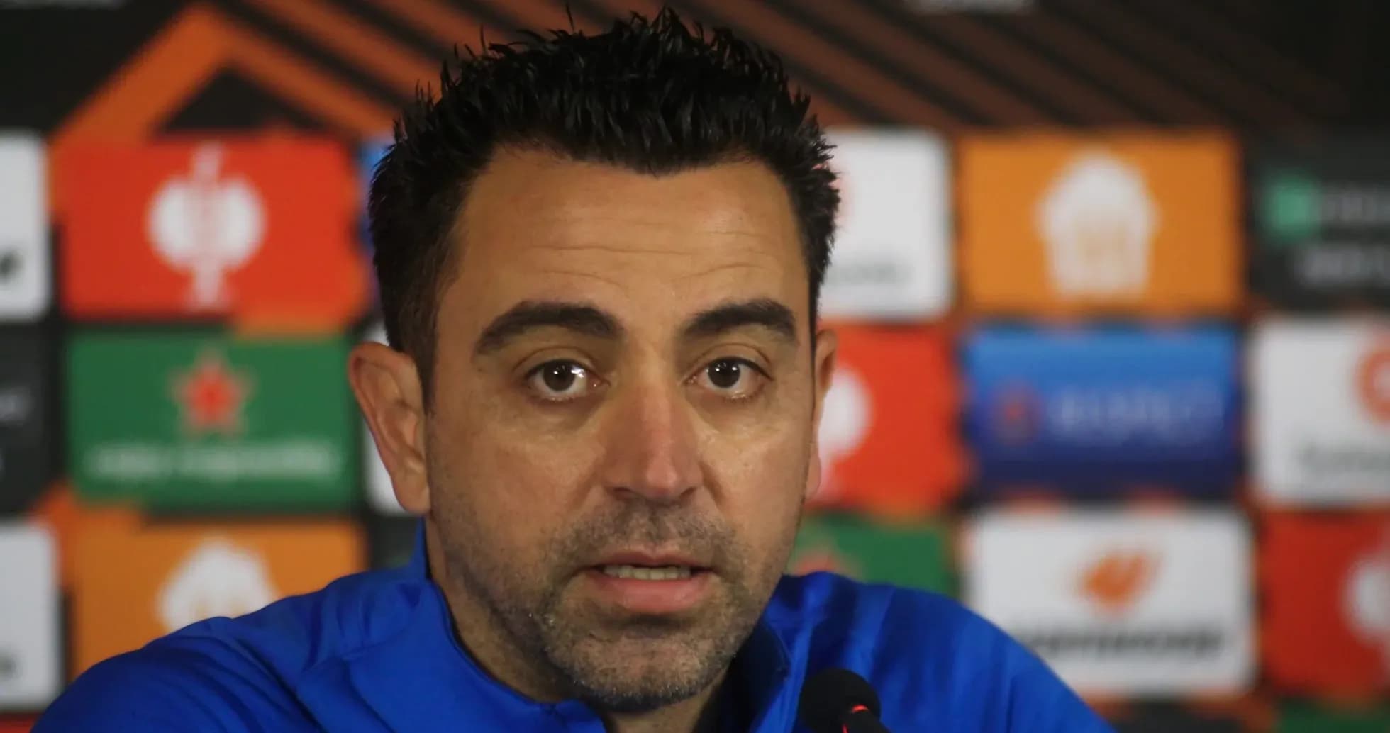 Entrenador hablando en conferencia de prensa