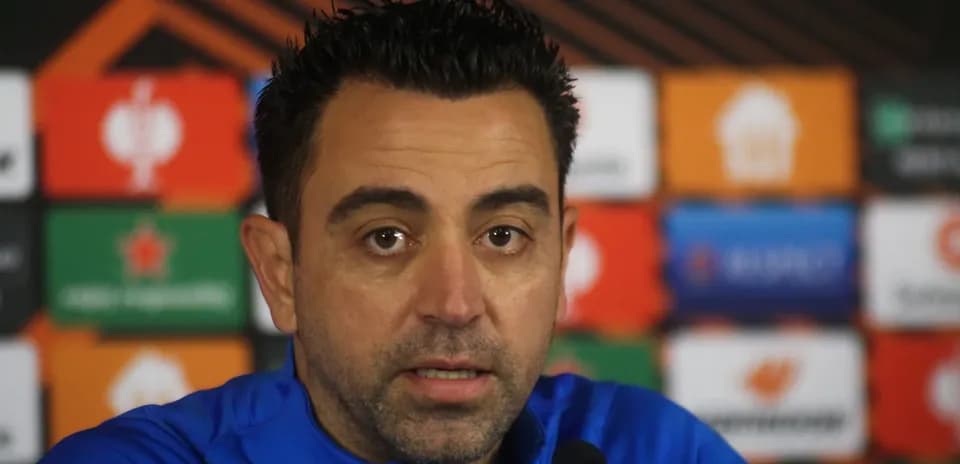 Entrenador hablando en conferencia de prensa