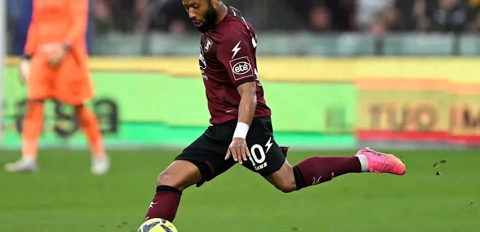 Jugador de Salernitana pateando el balón durante el partido