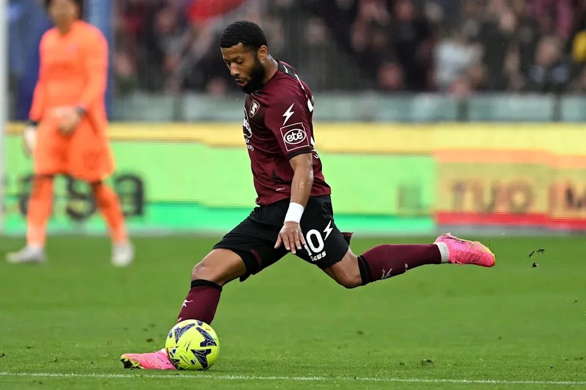 Jugador de Salernitana pateando el balón durante el partido