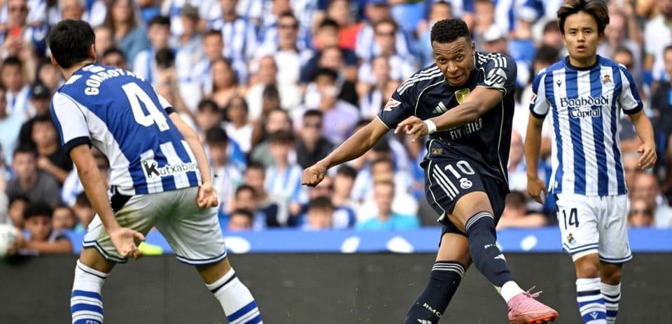 Jugador de Real Madrid disparando a puerta