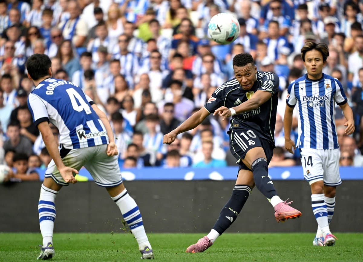Jugador de Real Madrid disparando a puerta