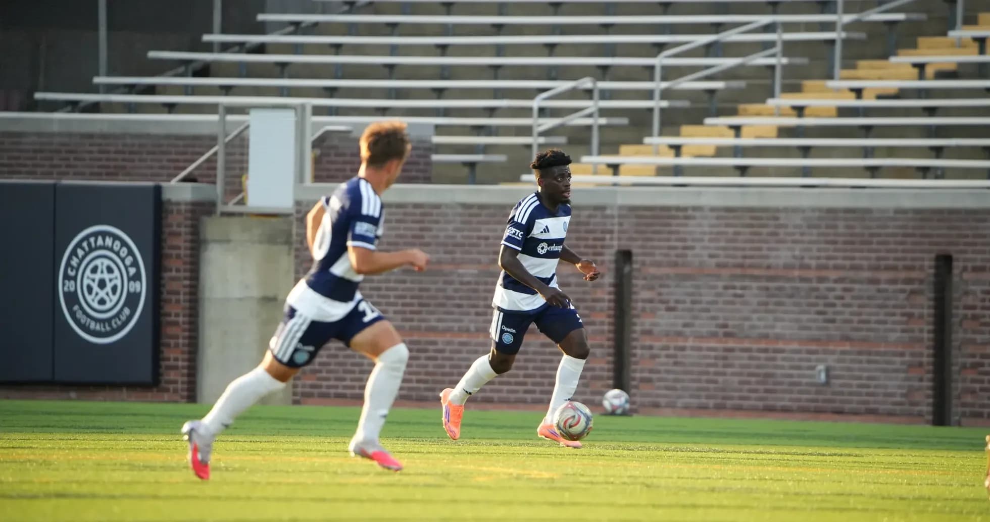 Jugadores de Chattanooga corriendo por el campo