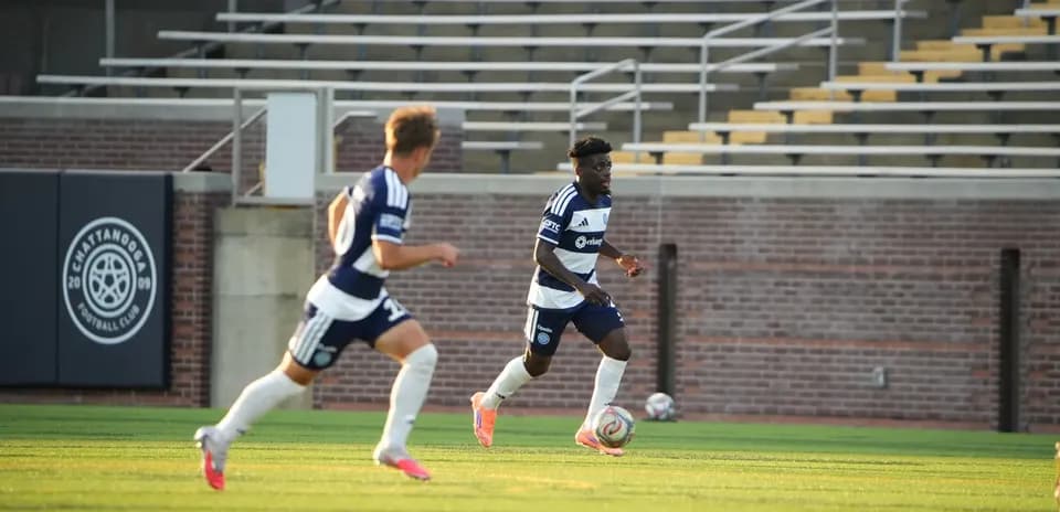 Jugadores de Chattanooga corriendo por el campo
