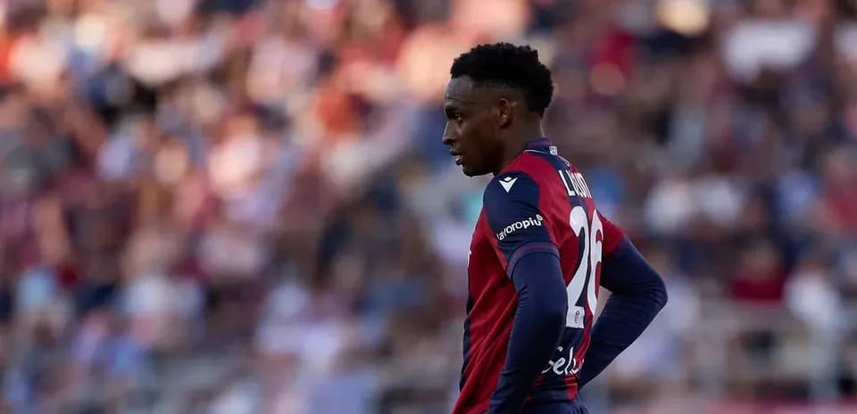 Jugador de Levante en el campo durante partido