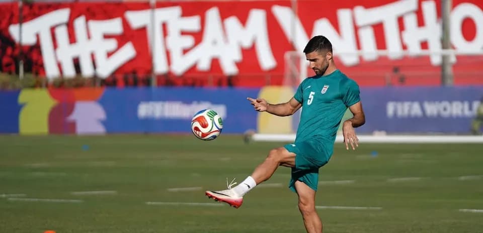 Jugador de Irán entrenando con balón