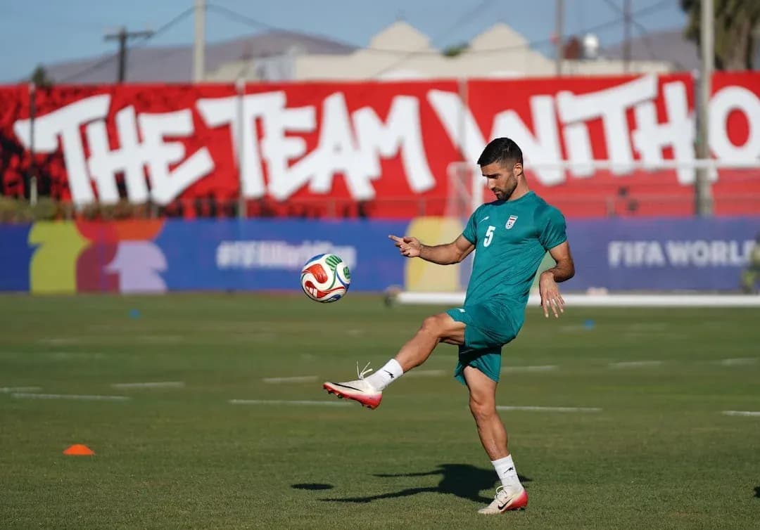 Jugador de Irán entrenando con balón
