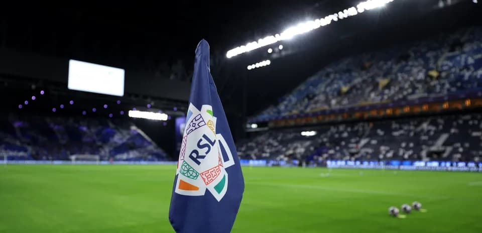 Bandera de RSL en el campo de fútbol vacío