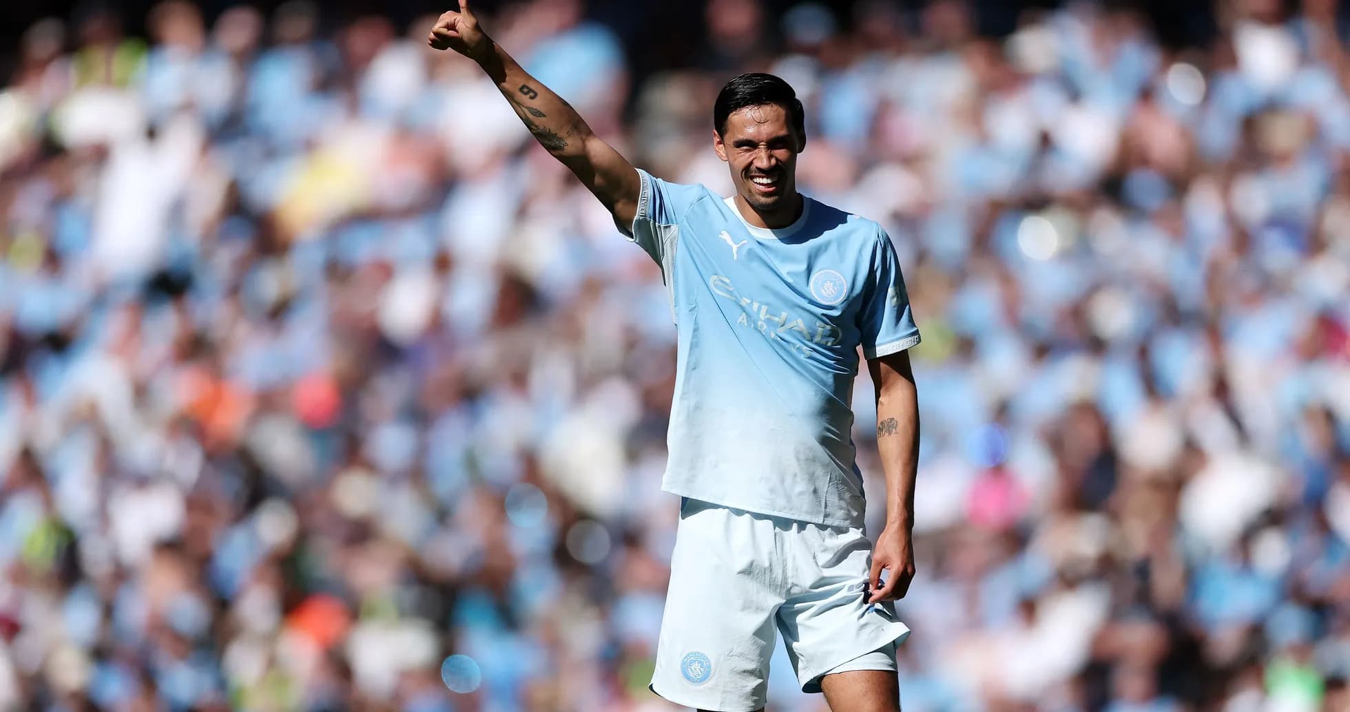 Jugador de Manchester City señalando al público