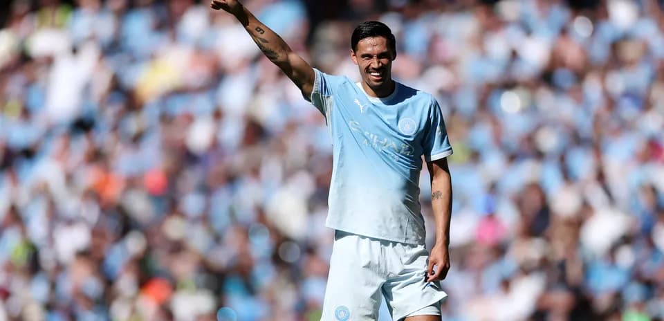 Jugador de Manchester City señalando al público