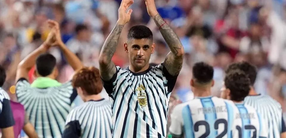 Jugador aplaudiendo tras el partido con equipo argentino