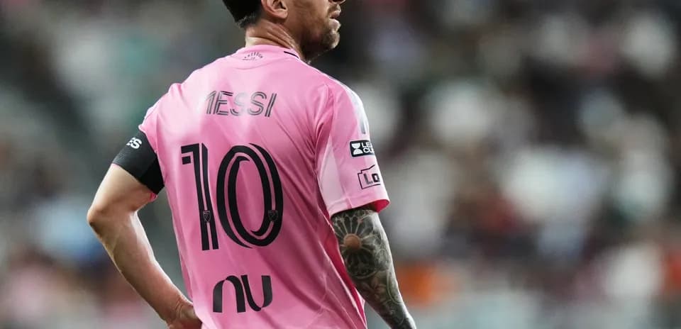 Lionel Messi en camiseta rosa durante un partido