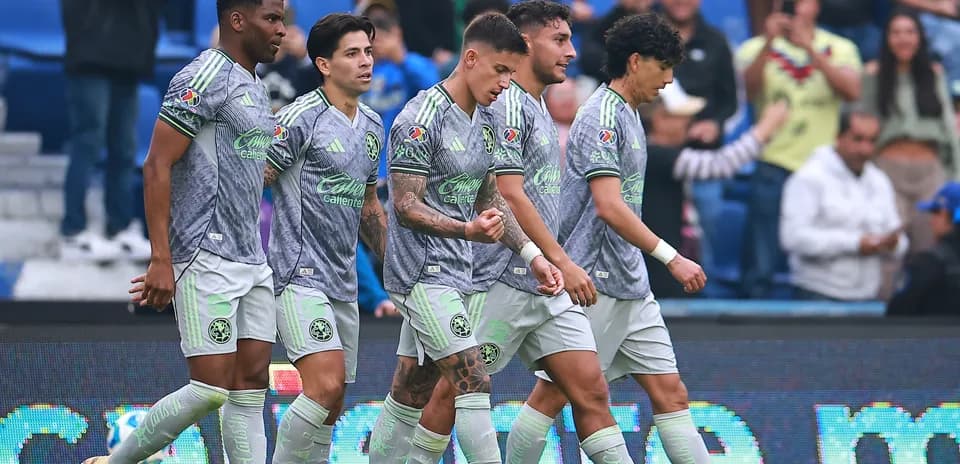 Jugadores de Club América celebrando un gol
