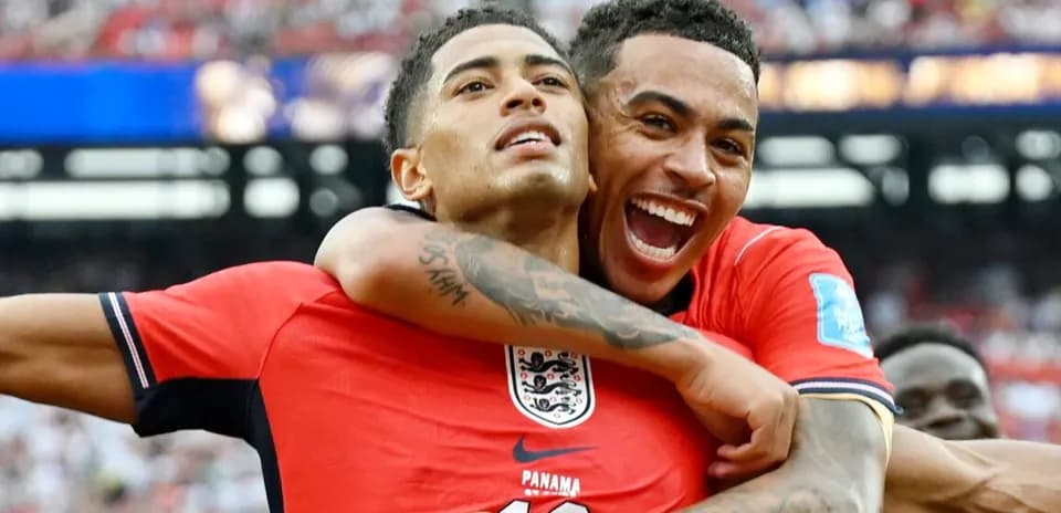 Dos jugadores celebrando un gol en el partido