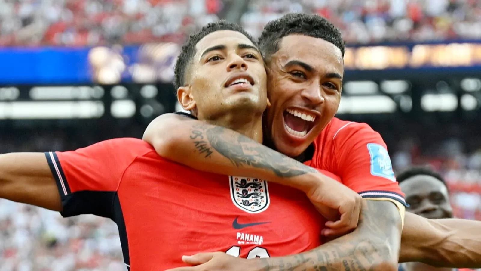 Dos jugadores celebrando un gol en el partido