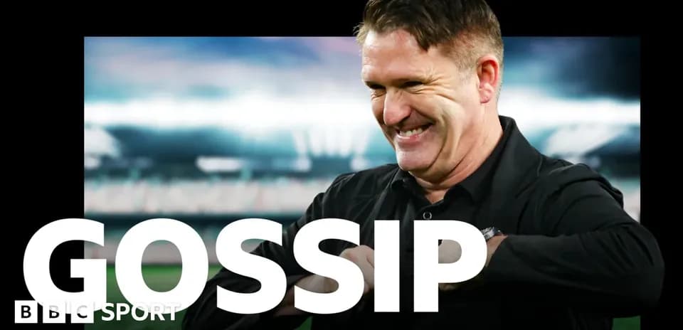 Entrenador sonriendo en un estadio durante evento