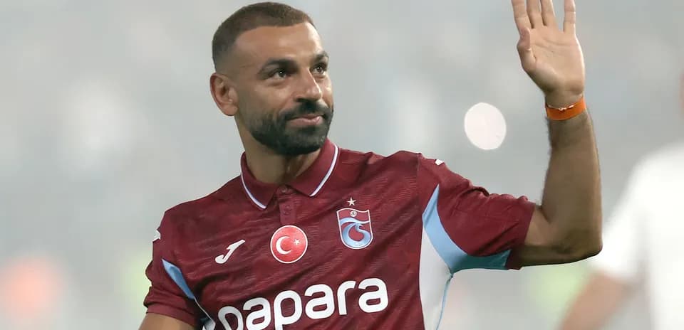 Jugador saludando durante un partido de fútbol