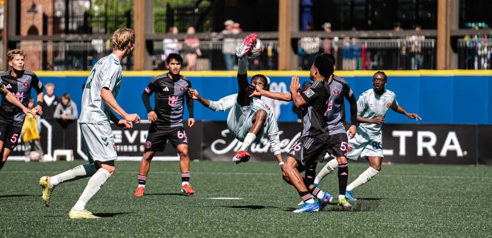 Jugador de Inter Miami II realizando una acrobacia