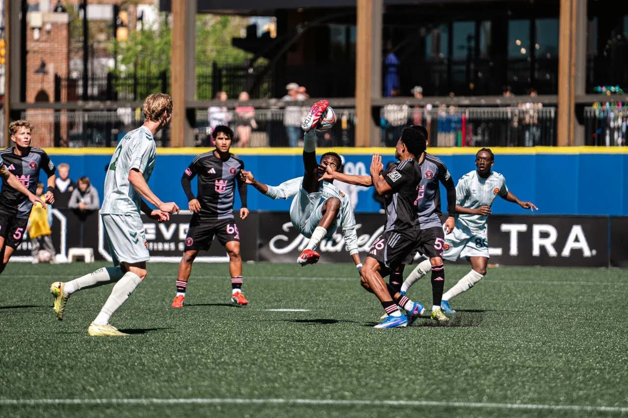 Jugador de Inter Miami II realizando una acrobacia