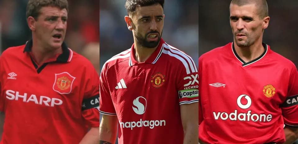 Tres jugadores de Manchester United en uniforme rojo
