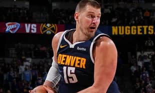 Jugador de los Nuggets con balón durante el partido