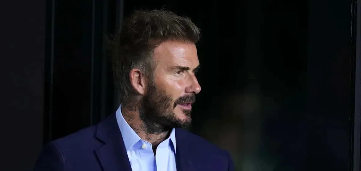 Hombre con barba y tatuajes en un evento