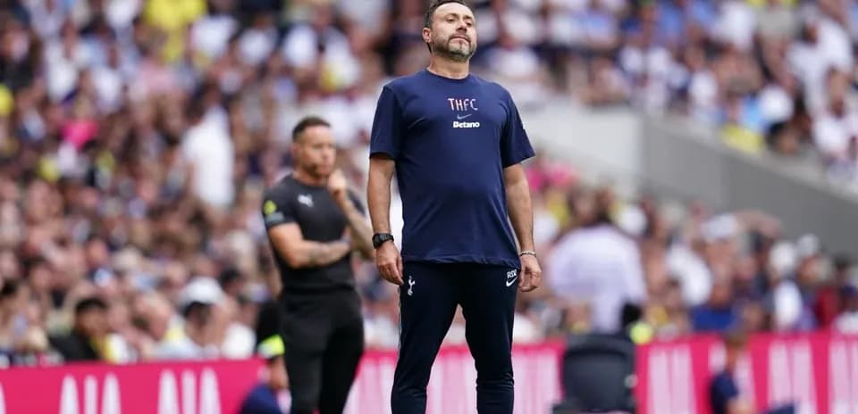 Entrenador de Tottenham observando el partido desde la banda