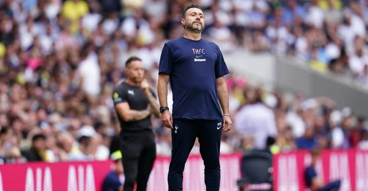 Entrenador de Tottenham observando el partido desde la banda