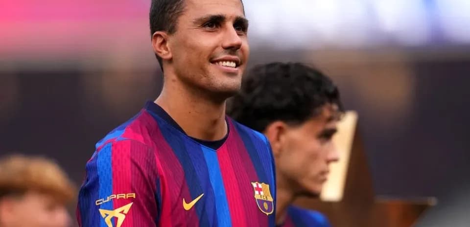 Jugador de Barcelona sonriendo en el campo