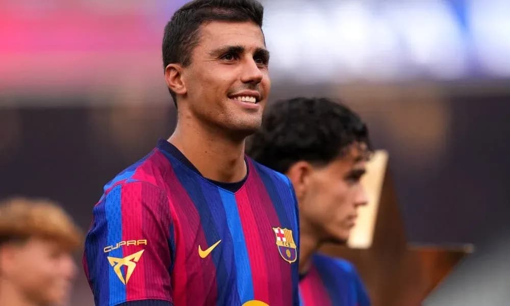 Jugador de Barcelona sonriendo en el campo