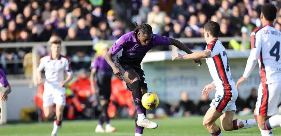 Jugadores de Fiorentina y Genoa en acción