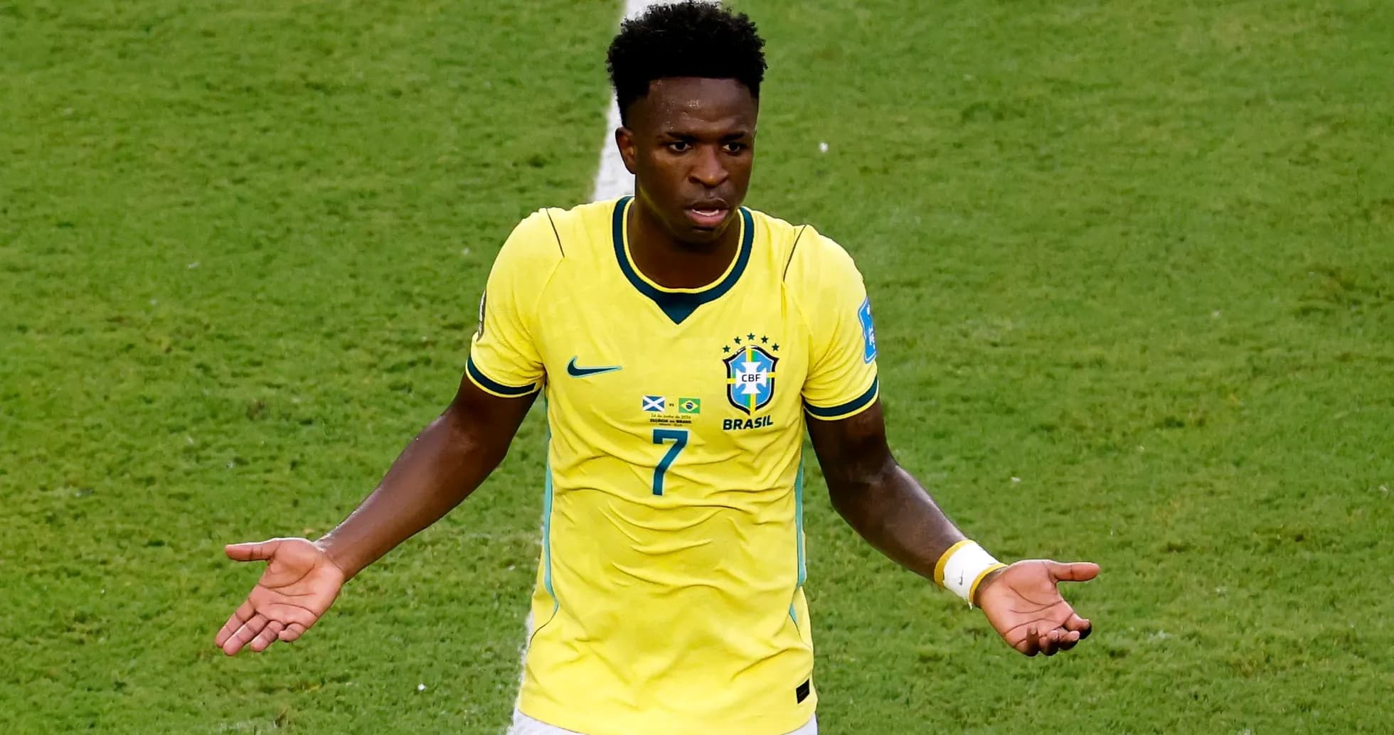 Jugador de Brasil con camiseta amarilla en el campo