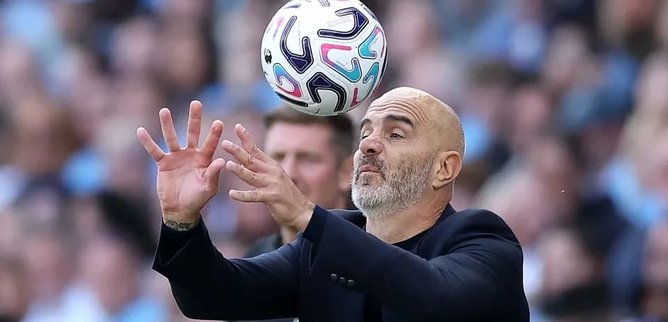 Entrenador intentando atrapar un balón durante el partido
