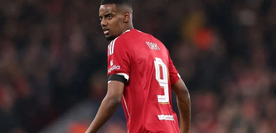 Jugador con camiseta roja mirando hacia atrás