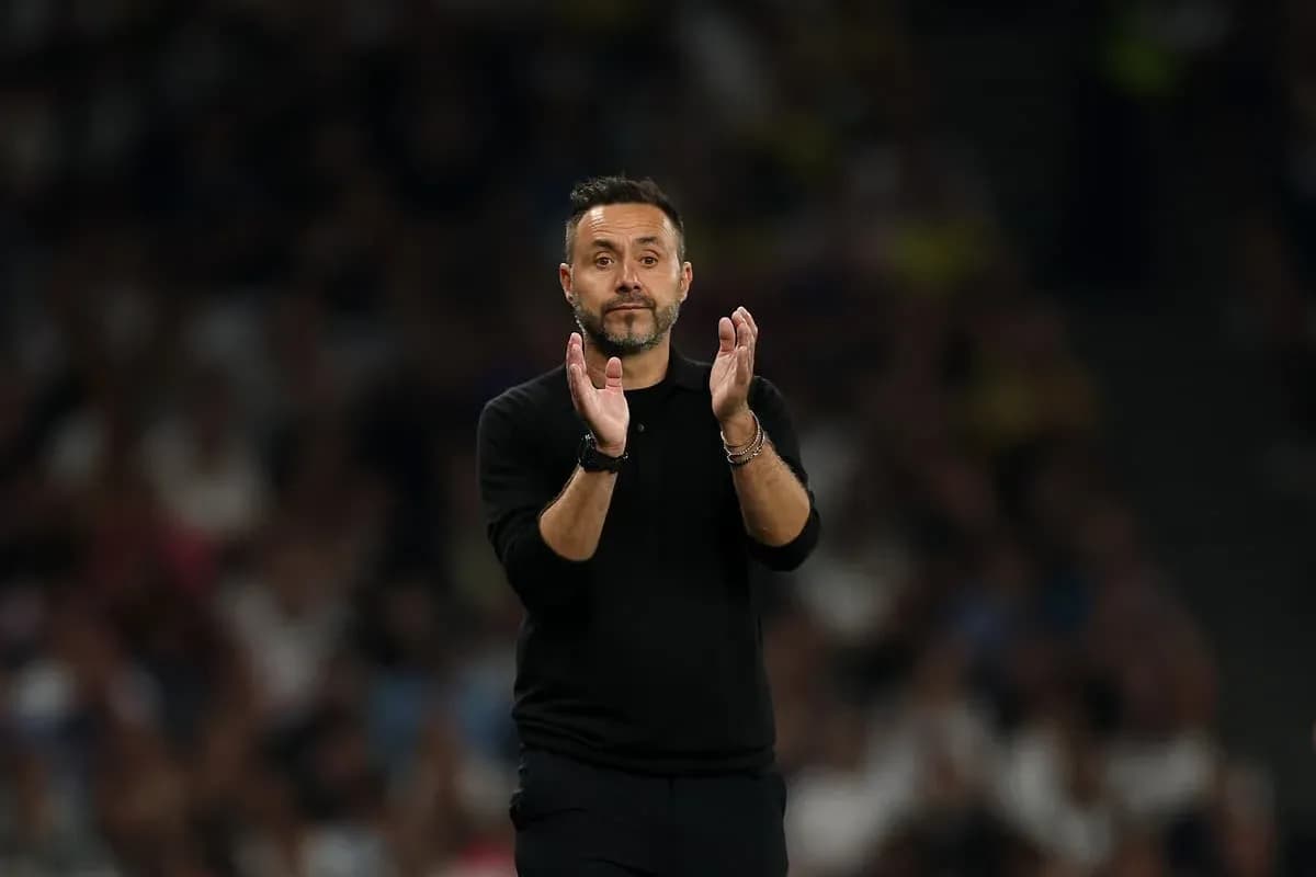 Entrenador aplaudiendo durante el partido