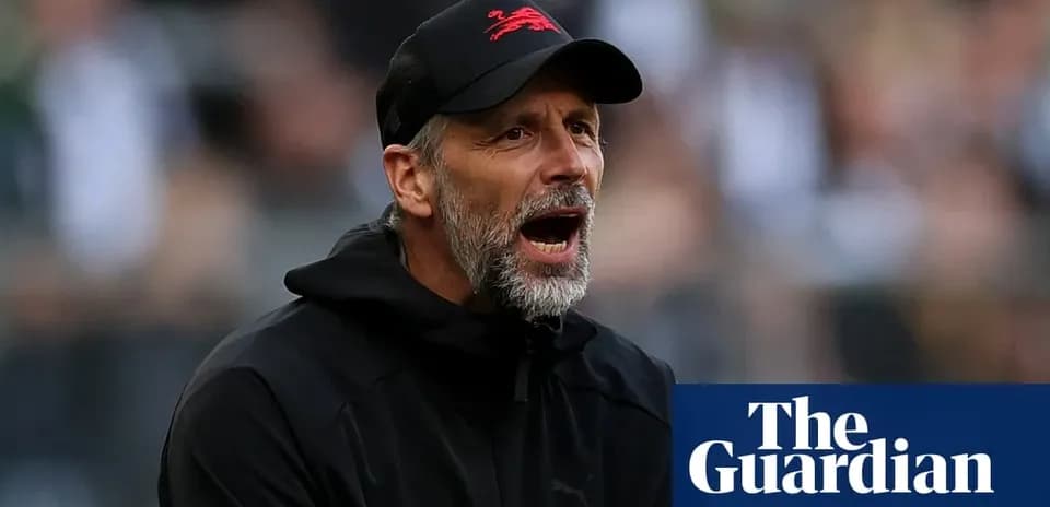 Entrenador dirigiendo a su equipo durante el partido