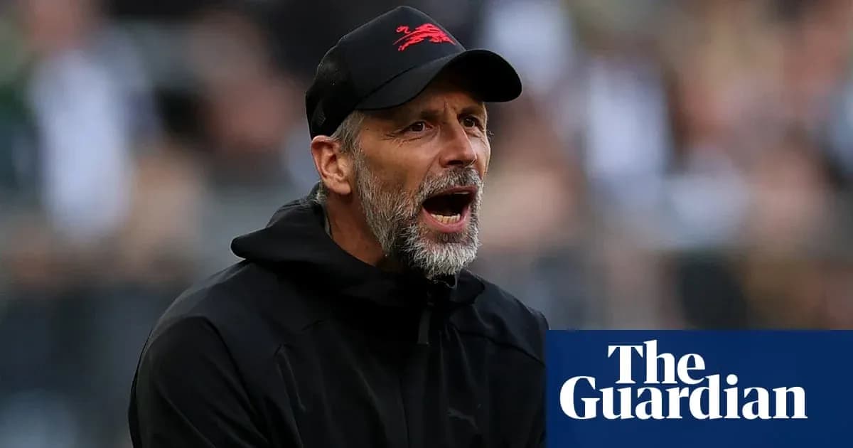 Entrenador dirigiendo a su equipo durante el partido