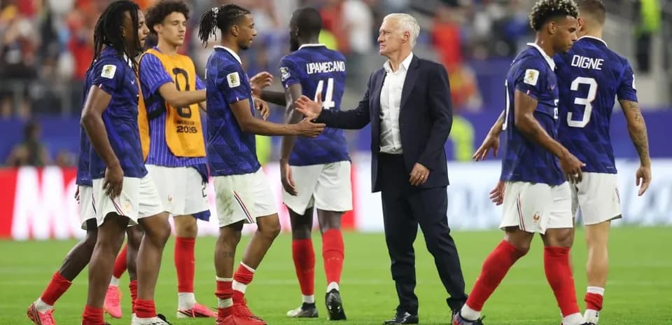 Jugadores de Francia celebrando en el campo