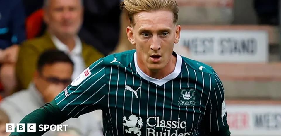 Jugador de Plymouth Argyle corriendo en el campo