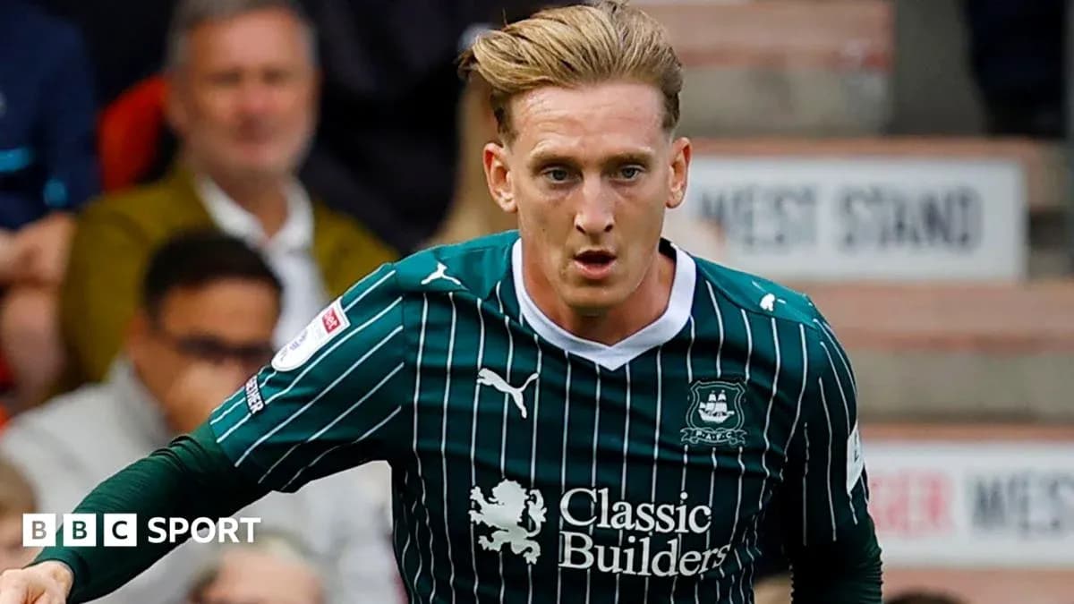 Jugador de Plymouth Argyle corriendo en el campo