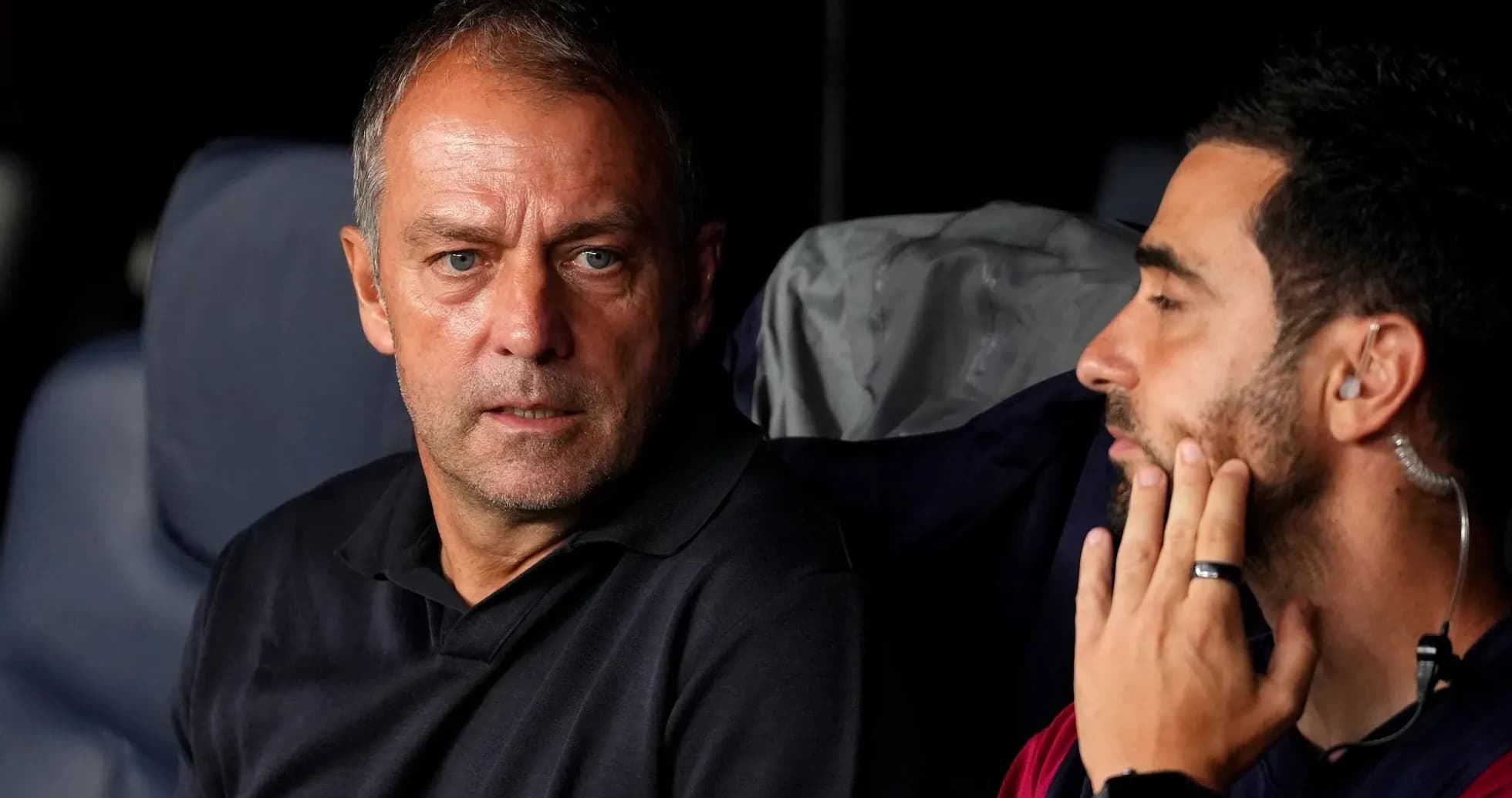 Entrenadores conversando en el banquillo del partido