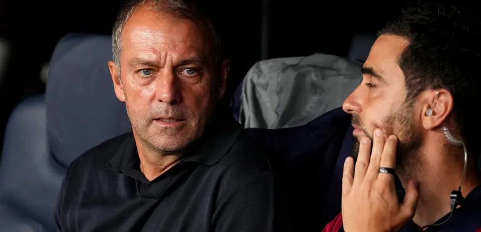 Entrenadores conversando en el banquillo del partido