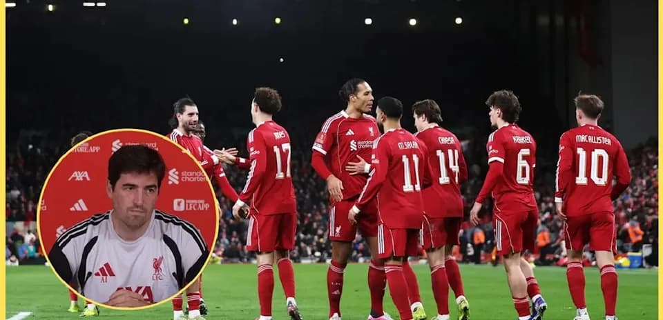 Jugadores del Liverpool celebrando en el campo
